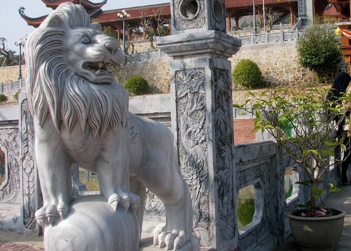 Hình sư tử đá trong kiến trúc đình chùa, lăng tẩm, cung điện